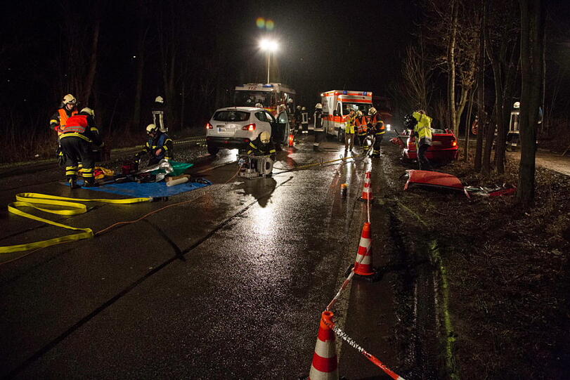 Wendemanöver mit schlimmen Folgen: Ein Auto auf der B20 bei Freilassing bemerkt zu spät, dass der BMW vor ihm wenden will. Es kommt zum Crash; der BMW-Fahrer wird schwer verletzt.