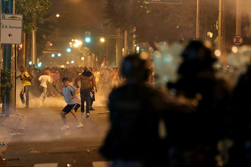 Knapp ein Jahr vor der Fußball-WM in Brasilien erlebt das Land einen ungeahnten Sturm des Protestes.
