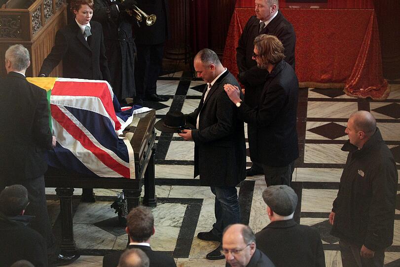 Freunde und Weggefährten haben sich am Freitag von Großbritanniens berühmtestem Räuber, Ronnie Biggs, verabschiedet.