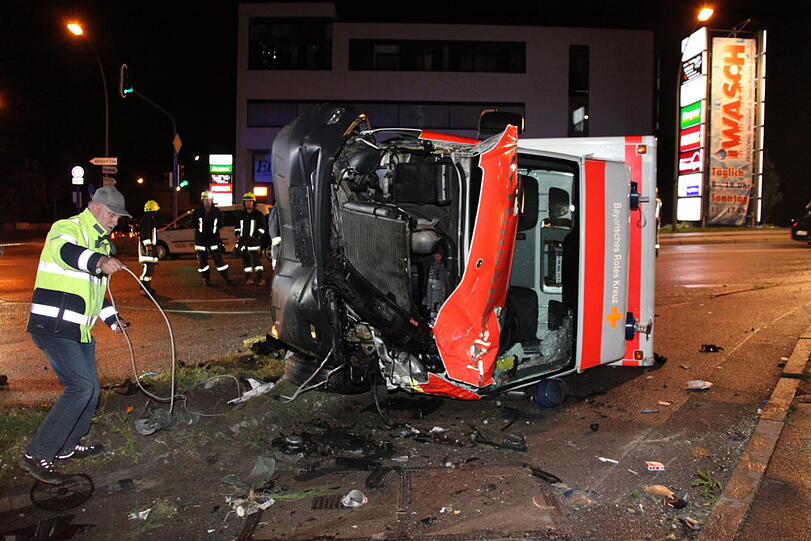 Crash mit Rettungswagen: Bilder aus Landshut!