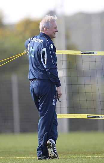 Auch Trainer Benno Möhlmann hatte Spaß an der außergewöhnlichen Einheit.
