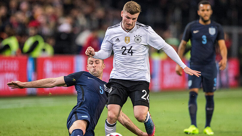 Timo Werner bei seinem ersten Länderspiel, hier gegen Gary Cahill.
