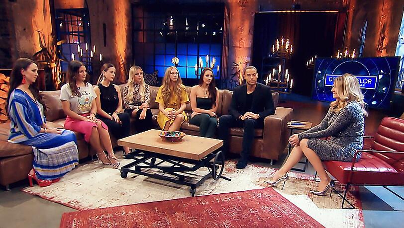 Der Bachelor mit einigen Kandidatinnen und Moderatorin Frauke Ludowig (r.) beim großen Wiedersehen. Der Bachelor mit einigen Kandidatinnen und Moderatorin Frauke Ludowig (r.) beim großen Wiedersehen.