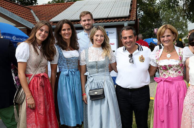 Karin Seehofer (r.) mit ihren Töchtern Susanne (l.) und Ulrike und Sohn Andreas mit dessen Freundin Pia (M.) und Stavros Kostantinidis.