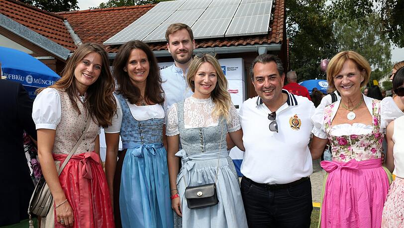 Karin Seehofer (r.) mit ihren Töchtern Susanne (l.) und Ulrike und Sohn Andreas mit dessen Freundin Pia (M.) und Stavros Kostantinidis. Karin Seehofer (r.) mit ihren Töchtern Susanne (l.) und Ulrike und Sohn Andreas mit dessen Freundin Pia (M.) und Stavros Kostantinidis.