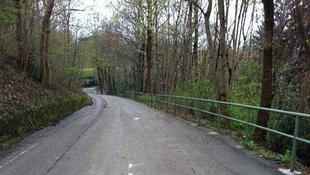 Der Zettel war in Plastikfolie auf die Straße geklebt. Der Zettel war in Plastikfolie auf die Straße geklebt.