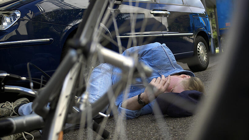 Der Radler wurde bei dem Angriff leicht verletzt. (Symbolbild)