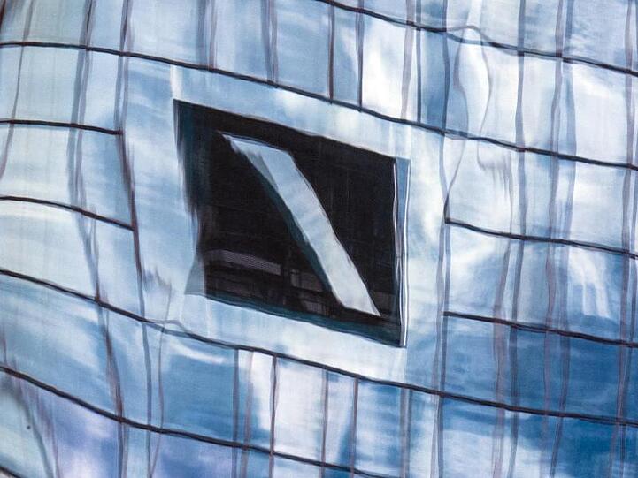 Die Deutsche Bank bleibt trotz Corona-Krise in der Gewinnzone.