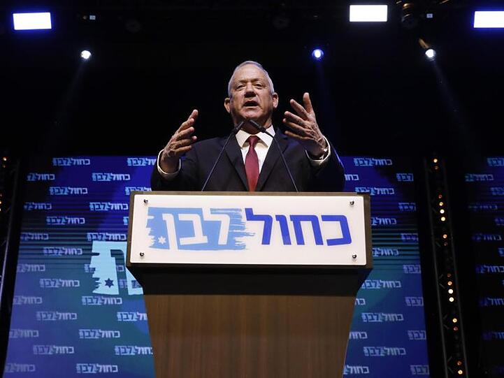 Benny Gantz, Kandidat des Oppositionsbündnis Blau-Weiß, spricht nach den ersten Hochrechnungen zu seinen Anhängern.
