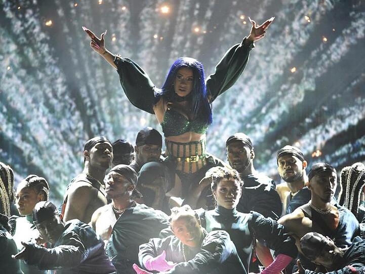Cardi B gibt sich kämpferisch bei den BET Awards in Los Angeles.