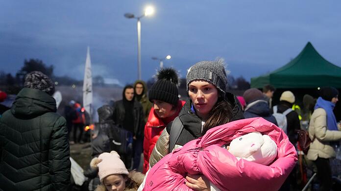 Eine ukrainische Frau erreicht mit ihrem Baby die polnische Grenzstadt Medyka.