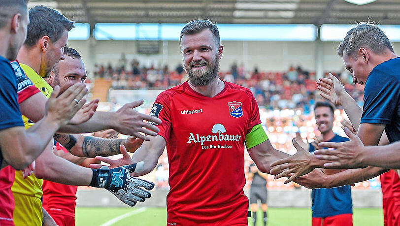 Spalierstehen für die Haching-Legende: Hain bei seiner Verabschiedung am vergangenen Samstag im Hachinger Sportpark. Foto: Spalierstehen für die Haching-Legende: Hain bei seiner Verabschiedung am vergangenen Samstag im Hachinger Sportpark. Foto: