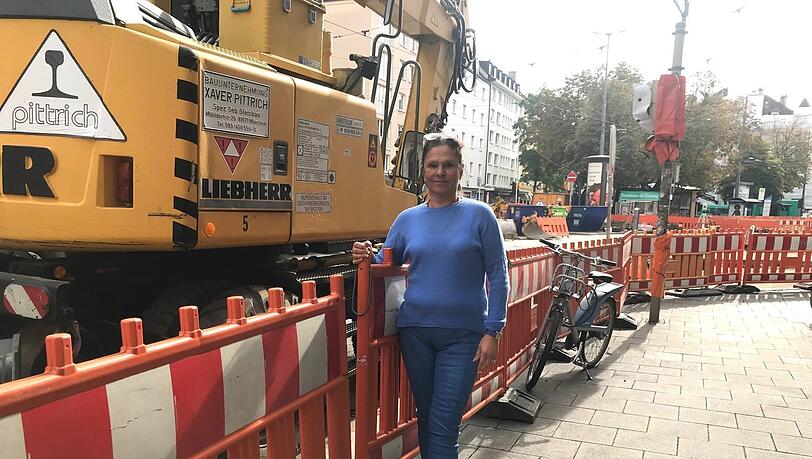 Auch Marion Wagner hat wegen der riesigen Gleis-Baustelle am Kurfürstenplatz in ihrem Wäscheladen "Hautnah" mit einem großen Umsatzeinbruch zu kämpfen. Auch Marion Wagner hat wegen der riesigen Gleis-Baustelle am Kurfürstenplatz in ihrem Wäscheladen "Hautnah" mit einem großen Umsatzeinbruch zu kämpfen.