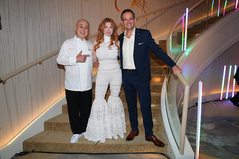 Starkoch Nobu Matsuhisa kochte unter anderem für Schauspielerin Palina Rojinski, die hier mit Hotel-Chef Dominik G. Reiner posiert.