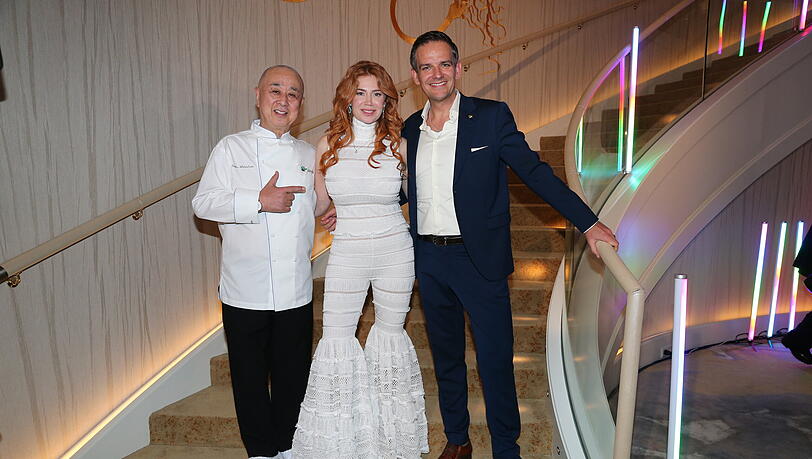 Starkoch Nobu Matsuhisa kochte unter anderem für Schauspielerin Palina Rojinski, die hier mit Hotel-Chef Dominik G. Reiner posiert.