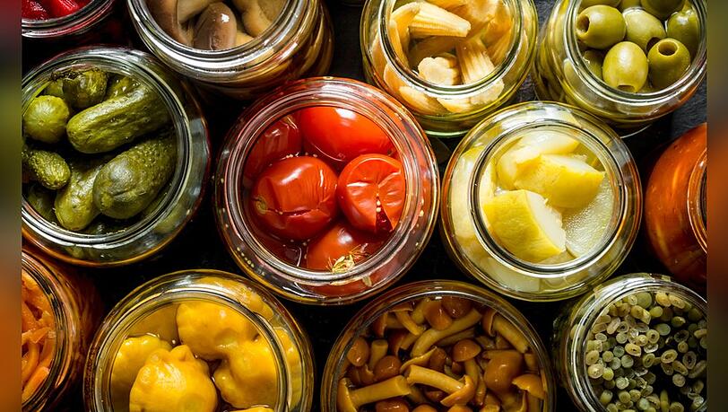 Nicht nur Gürkchen: Viele Lebensmittel lassen sich durch Einlegen länger haltbar machen. Nicht nur Gürkchen: Viele Lebensmittel lassen sich durch Einlegen länger haltbar machen.