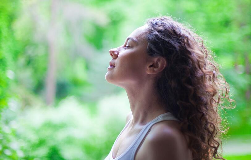 Von Geburt an atmet ein Mensch selbstständig, ohne auch nur einen Gedanken daran zu verschwenden. Dabei kann alleine durch bewusste Atmung sehr viel im Körper bewirkt werden: Stress wird reduziert oder auch Fältchen gemindert. Sogar beim Geschlechtsverkehr können Sie intensivere Höhepunkte erreichen. Erfahren Sie in dieser Galerie, was Sie ohne viel Aufwand rein durch das richtige Atmen in Ihrem Körper beeinflussen können. Von Geburt an atmet ein Mensch selbstständig, ohne auch nur einen Gedanken daran zu verschwenden. Dabei kann alleine durch bewusste Atmung sehr viel im Körper bewirkt werden: Stress wird reduziert oder auch Fältchen gemindert. Sogar beim Geschlechtsverkehr können Sie intensivere Höhepunkte erreichen. Erfahren Sie in dieser Galerie, was Sie ohne viel Aufwand rein durch das richtige Atmen in Ihrem Körper beeinflussen können.