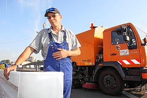 Seit 19 Jahren im Einsatz gegen Schmutz und Schrott: Karl Edler mit seiner Kehrmaschine von MAN.
