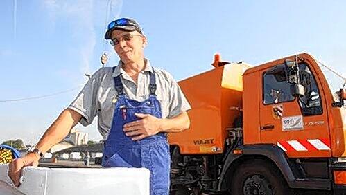 Seit 19 Jahren im Einsatz gegen Schmutz und Schrott: Karl Edler mit seiner Kehrmaschine von MAN. Seit 19 Jahren im Einsatz gegen Schmutz und Schrott: Karl Edler mit seiner Kehrmaschine von MAN.