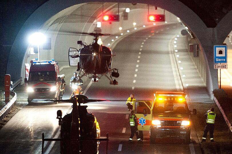 Die Rettungsaktion im Tunnel dauerte die ganze Nacht über an.