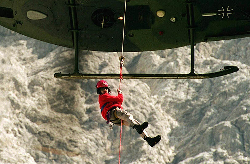 6540 Mal musste die Bergwacht 2011 zu Notfällen ausrücken. Oft kommen die Helfer nur noch mit Unterstützung von Hubschraubern ins Zielgebiet.