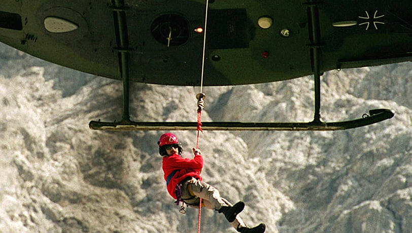 6540 Mal musste die Bergwacht 2011 zu Notfällen ausrücken. Oft kommen die Helfer nur noch mit Unterstützung von Hubschraubern ins Zielgebiet. 6540 Mal musste die Bergwacht 2011 zu Notfällen ausrücken. Oft kommen die Helfer nur noch mit Unterstützung von Hubschraubern ins Zielgebiet.