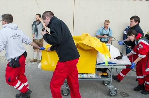 Rettungssanitäter im Einsatz auf dem Oktoberfest.