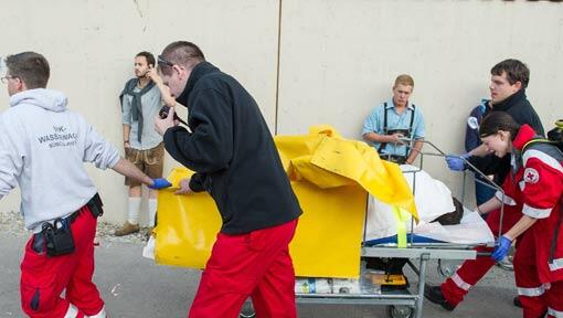Rettungssanitäter im Einsatz auf dem Oktoberfest. Rettungssanitäter im Einsatz auf dem Oktoberfest.