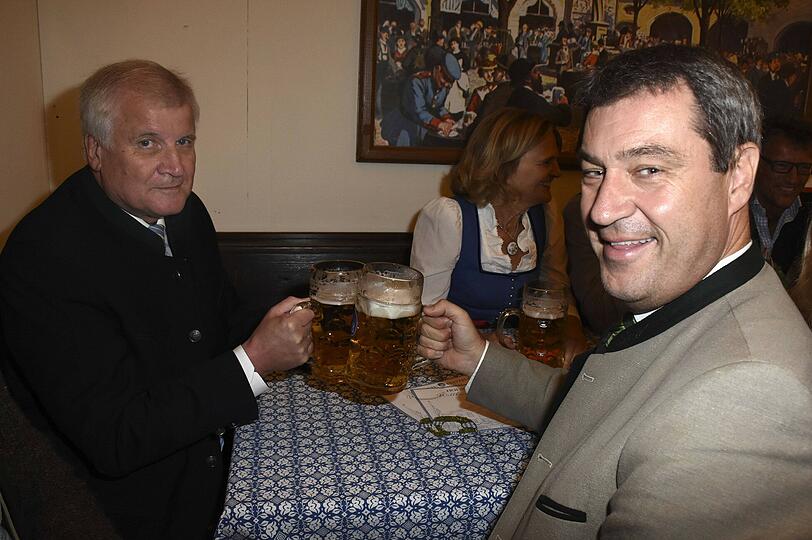 ...kurz darauf verschwindet er &ndash; und trifft sich auf eine Maß mit Finanzminister Markus Söder im Hofbräuzelt.