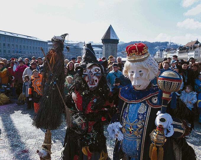 Bruder Fritschi in Luzern

Auch in der Schweiz sind die Narren los. Vor allem in der Fastnachtshochburg Luzern versuchen sie in traditionellen Kostümen und Masken, den Winter in die Flucht zu schlagen. Der Schmutzige Donnerstag, der Hauptfasnachtstag, beginnt früh am Morgen mit der "Tagwach". Am gleichen Tag ziehen "Bruder Fritschi" und "Frau Fritschene", die Hauptfiguren der Luzerner Fasnacht, beim großen Umzug durch die Straßen. Der Höhepunkt des uralten Fruchtbarkeitskultes ist die Vermählung des "Fritschivaters" mit einem Luzerner Mädchen. Das ist nicht unbedingt eine Freude für die Jungfrau: Ihr Gemahl sieht nicht nur alt aus, er ist auch hässlich und mit Warzen behaftet.