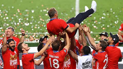 Er lebe hoch! Die Spieler des FC Bayern werfen ihren Cheftrainer Hansi Flick immer wieder in die Luft.