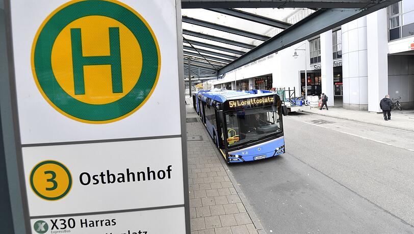 Die neuen Schilder am Münchner Ostbahnhof.