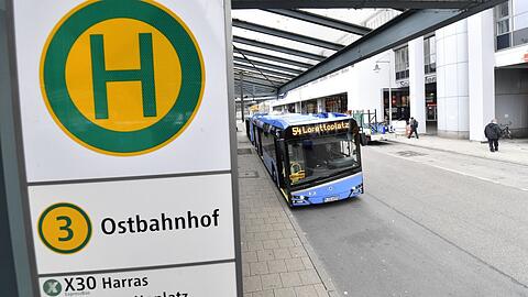 Die neuen Schilder am Münchner Ostbahnhof.