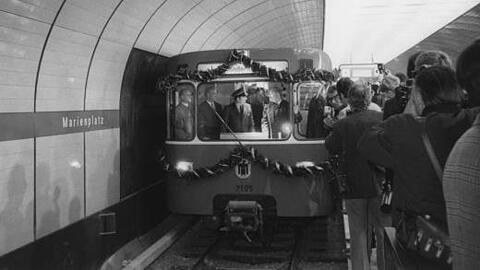 Die erste U-Bahn fährt am Marienplatz ein.