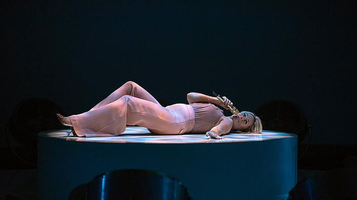 Schlagersängerin Helene Fischer präsentiert in der Show "Klein gegen Groß" ihren Babybauch.