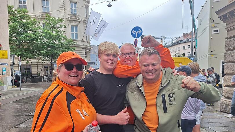 Familie Kuijt (v. l.): Debby, Michael, Leo und Jehan. Sie sind sich einig, dass die Niederlande 3:1 gewinnen wird.