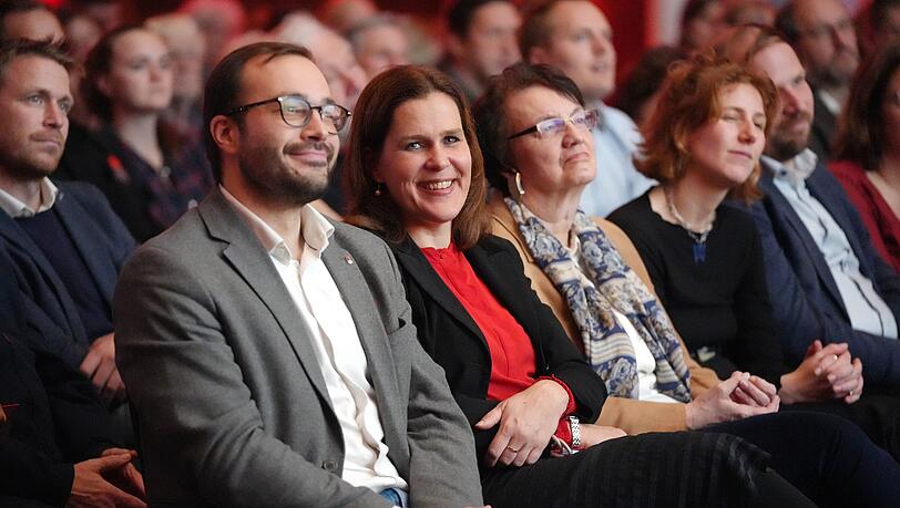 SPD-Chef Christian K&ouml;ning , B&uuml;rgermeisterin Verena Dietl, die fr&uuml;here B&uuml;rgermeisterin Christine Strobl und Juso-Chefin Paula Gundi: Sie alle sprechen sich f&uuml;r Dieter Reiter aus.