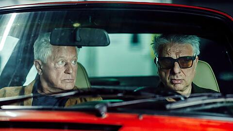 Observierung im letzten "Tatort: Unverg&auml;nglich": Kriminalhauptkommissar Ivo Batic (Miroslav Nemec, l.) und Kriminalhauptkommissar Franz Leitmayr (Udo Wachtveitl) sitzen im Porsche in der Tiefgarage und beobachten die Mitarbeiter von Prime Wave.