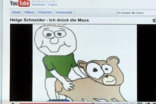 Dieses Video mit gemalten Sex-Szenen, das mit Musik von Helge Schneider unterlegt ist,  zeigte der Mann den Kindern. Deshalb wird gegen ihn ermittelt.