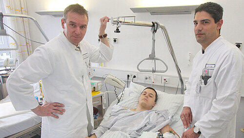 Prof. Raymund Horch (l.) und Adrian Dragu am Bett von Waldemar R. (26). Der Patient – er hat am Dienstag Geburtstag – wird seine Hand wieder benutzen können. Prof. Raymund Horch (l.) und Adrian Dragu am Bett von Waldemar R. (26). Der Patient – er hat am Dienstag Geburtstag – wird seine Hand wieder benutzen können.