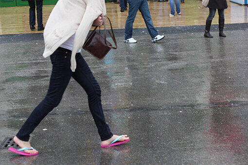 Auch am Fuß sind die Wiesngänger unbelehrbar - Flip Flops bei Regen haben fast schon Tradition.