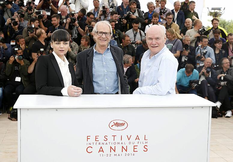 Regisseur Ken Loach (Mitte), die Schauspielerin Hayley Squires (l.) und der Schauspieler Dave Johns (r.) stellen "I, Daniel Blake" in Cannes vor.