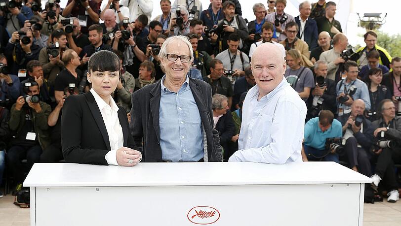 Regisseur Ken Loach (Mitte), die Schauspielerin Hayley Squires (l.) und der Schauspieler Dave Johns (r.) stellen "I, Daniel Blake" in Cannes vor. Regisseur Ken Loach (Mitte), die Schauspielerin Hayley Squires (l.) und der Schauspieler Dave Johns (r.) stellen "I, Daniel Blake" in Cannes vor.