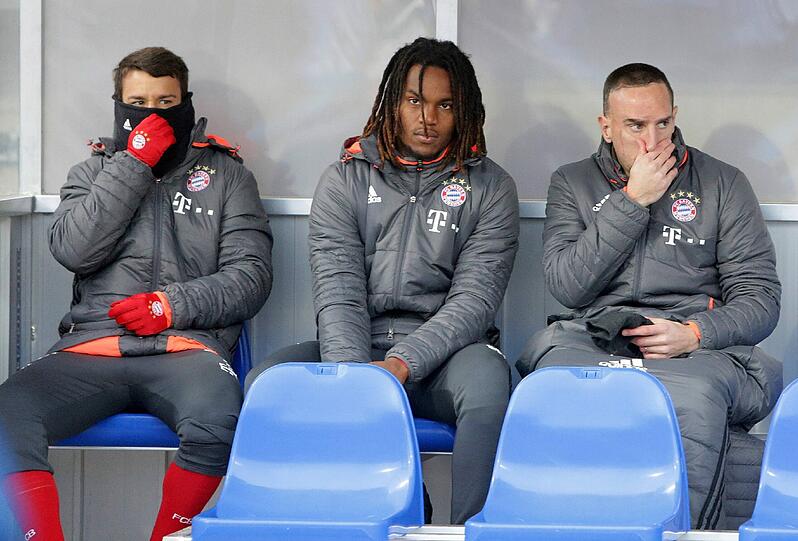 Bayerns Youngster Renato Sanches setzt dagegen auf gepflegte Dreads. Den Mannschaftskollegen Ribéry und Bernat scheint das zu stinken.