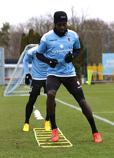 Prince Osei Owusu absolvierte am Montag sein erstes Training beim TSV 1860 - die Bilder!