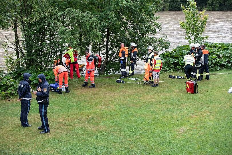 Intensive Suche der Rettungskräfte an Land und zu Wasser.