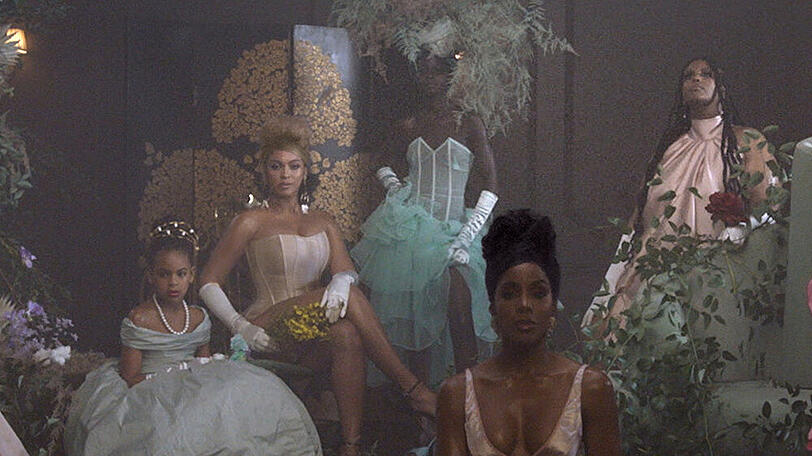 Blue Ivy Carter (l.) neben Mama Beyoncé, im Vordergrund Kelly Rowland, in "Brown Skin Gir" aus "Black Is King".
