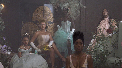 Blue Ivy Carter (l.) neben Mama Beyoncé, im Vordergrund Kelly Rowland, in "Brown Skin Gir" aus "Black Is King".
