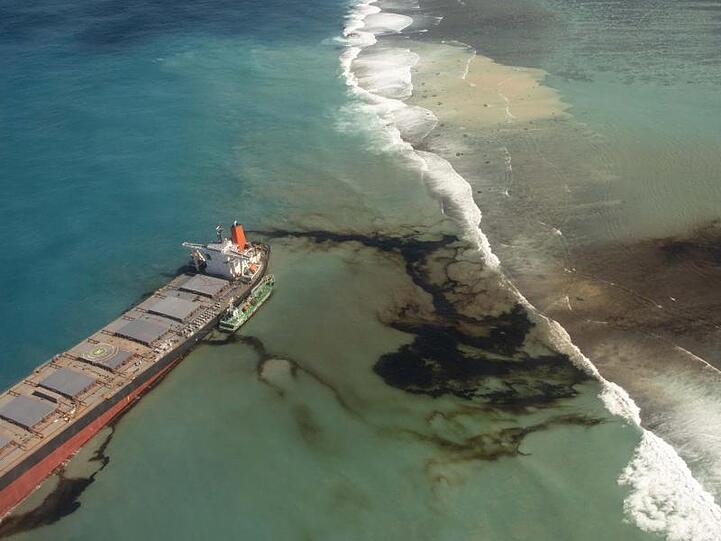 Öl läuft aus dem Frachter "Wakashio" in den Indischen Ozean vor der Ostküste von Mauritius.