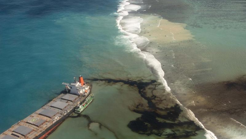 Öl läuft aus dem Frachter "Wakashio" in den Indischen Ozean vor der Ostküste von Mauritius.